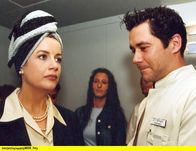 In aller Freundschaft – MDR Fernsehen IN ALLER FREUNDSCHAFT FOLGE 191, "Bekenntnisse" Uhr. Sarah Marquardt (Alexa Maria Surholt, links) tobt vor Eifersucht und vergißt dabei in Gegenwart von Dr. Brentano (Thomas Koch) die Contenance.