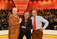 Genial daneben – Comedy-Queen Hella von Sinnen (l.) errät zusammen mit Comedian Wigald Boning (r.) in "Genial daneben" die Fragen der Zuschauer - gestellt von Hugo Egon Balder (M.) ...