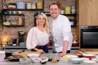 Silvia kocht – Silvia Schneider & Lucas Guggi kochen zusammen „Gekochtes Rindfleisch mit Käferbohnencreme, eingelegten roten Zwiebeln und frischem Kren“ und „Zwetschken mit Hafercrumble, weißer Schokolade und geeistem Joghurt“.