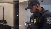 Schmugglern auf der Spur – CBP-Beamter Cox bearbeitet einen Fußgänger, der sich verdächtig verhält und seinen Fragen ausweicht, in El Paso, Texas.