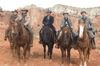 Todeszug nach Yuma – Für 200 Dollar soll Dan (Christian Bale, 2.v.l.) gemeinsam mit einer Handvoll Männer (Alan Tudyk, l. und Peter Fonda, 2.v.r.) den berüchtigten Banditen Ben Wade (Russell Crowe, 3.v.l.) zur Bahnstation Contention bringen. Dort fährt der Zug zum Staatsgefängnis nach Yuma um Punkt 3 Uhr 10 ab. Doch Wades Komplizen lassen nichts unversucht, um ihren Anführer zu befreien ...