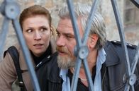 Harter Brocken: Der Geheimcode – Vorsicht Scharfschütze! Koops (Aljoscha Stadelmann) und die Personenschützerin Claudia Böhm (Franziska Weisz) nehmen Deckung.
