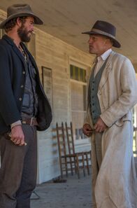 Das Duell – Wann fallen die Masken? David (Liam Hemsworth, li.) und Abraham Brant (Woody Harrelson) belauern sich.