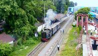 Legendäre Zugabenteuer – Die Diesellock schafft auf der bergigen Strecke kaum mehr als 15 km/h im Durchschnitt. Für die gesamte Strecke braucht sie etwa sieben Stunden.