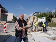 plan b: City Vibes – Petros Ritsopoulos hat einen innovativen Pflasterstein entwickelt, der Athens Straßen vor Überhitzung schützen soll.