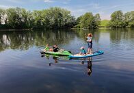 Hauptsache Camping – Die Glampingunterkunft von Familie Zabel liegt direkt am See. Die Familie genießt den Sommertag beim Paddeln auf dem Wasser