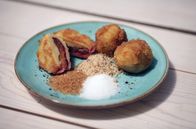 Zu Tisch ... – Das Künstlerpaar Ana Vrbaski und Marko Dinjaski serviert die traditionellen Zwetschgenknödel.