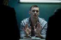 Tatort – Nico Rattay (Rick Okon) sitzt in der JVA ein: Im Verhör mit den Kommissaren Martina Bönisch (Anna Schudt, l) und Nora Dalay (Aylin Tezel, r) behauptet er, nichts mit den Ereignissen in der JVA zu tun zu haben.