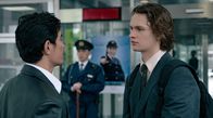 Tokyo Vice – Jake (Ansel Elgort) hofft auf Informationen von Miyamoto (Hideaki Itō, li.).