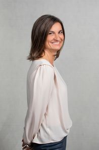 30 Jahre DAS! - Ab aufs Rote Sofa – NDR Fernsehen JUBILÄUM 30 JAHRE DAS! Uhr. Inka Schneider, Moderatorin. Inka Schenider moderiert im NDR Fernsehen die Sendung DAS!