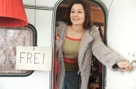 Polizeiruf 110 – Dorota (Iza Kala) schaut aus ihrem Lovemobil.