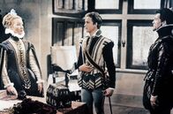 Die Prinzessin von Cleve – Der Herzog von Nemours (Jean-François Poron, Mi.) verliebt sich in die Prinzessin von Cleve (Marina Vlady, li.), die allerdings frisch verheiratet ist mit dem Prinzen von Cleve (Jean Marais, re.).