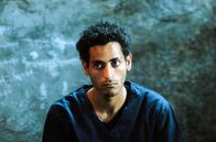 Sharaf – In der Klassengesellschaft des Gefängnisses verfolgt Sharaf (Ahmed Al Munirawi) seinen eigenen sozialen Aufstieg. Doch der Preis, den er dafür zahlen muss, ist hoch.