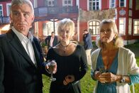 SOKO Kitzbühel – (v.li.) Heinz Marecek (Hannes Kofler), Floriane Daniel (Sonja Grabenhofer), Andrea L'Arronge (Gräfin Schönberg).