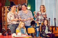 Die Läusemutter – Tanya Erartsin (Mel Öztürk), Greta van de Sandt, Nadja Zwanziger (Kimberly Scheuermann), Pina Kühr (Hannah Weihrauch), Pauline Essmann.