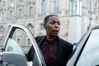 Retribution - Vergeltung – Die Interpolagentin Angela Brickmann (Noma Dumezweni) leitet die Ermittlungen im Fall einer Reihe von Autobombenattentaten in Berlin, die im Zusammenhang mit Matts Notlage stehen.
