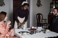 Lady Macbeth – Lady Macbeth Beginn einer folgenreichen Affäre: Florence Pugh als Katherine Lester, Naomi Ackie als Anna, Cosmo Jarvis als Sebastian. Copyright: SRF/Koch Media