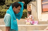 Für immer Freibad – Für Simon (Tyrell Otoo) beginnt ein Versteckspiel, als er plötzlich seine Stiefmutter im Freibad zu sehen glaubt.