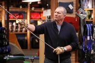 Modern Family – Jay (Ed O'Neill) sichert Cameron, der sich an der Kletterwand im Sportgeschäft versucht, mit einem Seil.