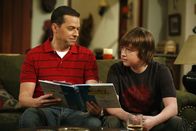 Two and a Half Men – Da Jake (Angus T. Jones, r.) auf eine Party soll, wo ihn ein Mädchen vernaschen möchte, übernimmt Alan (Jon Cryer, l.) noch eine Aufklärungsstunde ...