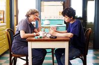 Jahrhundertfrauen – Dorothea (Annette Bening) hat ein besonderes Verhältnis zu ihrem Sohn Jamie (Lucas Jade Zumann).