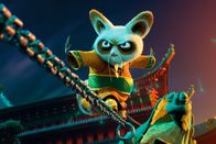 Kung Fu Panda 3 – "Kung Fu Panda 3", Nach 500 Jahren kehrt das bösartige Büffel-Wesen Kai in die Welt der Sterblichen zurück. In der Geisterwelt hat er dem Schildkröten-Wesen Oogway das Chi geraubt, jetzt will er dieses auch allen irdischen Meistern stehlen. Nach einer Prophezeiung ist der Panda Po auserwählt, ihn zu besiegen. Sein leiblicher Vater Li, der überraschend aufgetaucht ist, hat ihn in sein geheimes Heimatdorf in den Bergen gebracht. Dem Meister Shifu als Drachenkrieger folgend, beginnt Po mit den furiosen Fünf, die Pandas in Kung-Fu zu unterrichten.