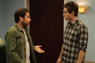 It's Always Sunny in Philadelphia – Charlie Kelly (Charlie Day, l.); Dennis Reynolds (Glenn Howerton, r.)