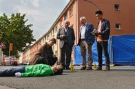 Rentnercops – v.l.) den Toten in Augenschein nimmt.