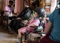 Young Sheldon – Während sich die Männer auf einem Roadtrip befinden, machen es sich Mary, Meemaw und Missy (Raegan Revord) in einem Schönheitssalon gemütlich ...
