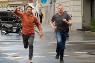 SOKO Wien – Bezirksinspektor Klaus Lechner (Andreas Kiendl, l.) und Major Max Herzog (Martin Gruber, r.) rennen zum Auto von Songül Yilmaz, um zu verhindern, das sie einem Bombenanschlag erliegt.