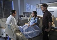 Hart of Dixie – Der Arzt (Robert Bagnell, l.) hat schon viel erlebt, aber Zoe (Rachel Bilson, M.) und Wade (Wilson Bethel, r.) toppen alles ...