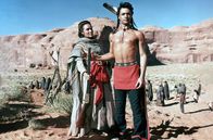 Cheyenne – Mit Hilfe seiner Mutter Spanische Frau (Dolores del Rio) bereitet sich Red Shirt (Sal Mineo) auf den Krieg gegen die Weißen vor.