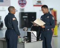 9-1-1 Notruf L.A. – Henrietta "Hen" Wilson (Aisha Hinds, l.); Chief Simpson (Richard Brooks, r.)