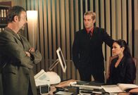 Der Dicke – Kressner (Thomas Anzenhofer, links) droht Alexander Wulf (Niels Bruno Schmidt, Mitte) im Beisein der neuen Sekretärin Yasmin (Burcu Dal).