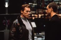 The 6th Day – Adam Gibson (Arnold Schwarzenegger, l.) fordert Rechenschaft von dem skrupellosen Firmenboss Drucker (Tony Goldwyn, r.).