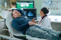In aller Freundschaft – Ralf Borowski (Oliver Bröker) ist mit starken Schmerzen im Rippenbereich in die Sachsenklinik gekommen. Dr. Lucia Böhms (Vanessa Rottenburg) Diagnose einer Rippenprellung vertraut er nicht und die Weiterbehandlung geht ihm auch nicht schnell genug, nachdem er schon in der Notaufnahme warten musste.