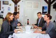Rote Rosen – ARD ROTE ROSEN FOLGE 1284 Uhr im ERSTEN. Regina (Christine Wilhelmi, l.) genießt die unbeschwerte Normalität bei einem Mittagessen mit Clemens (Falk-Willy Wild, 2.v.l.), Torben (Joachim Kretzer, 2.v.r.) und Carla (Maria Fuchs, r.).