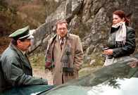 Polizeiruf 110 – Der Pferdemörder bereitet Kommissar Schmücke (Jaecki Schwarz, Mitte), seinem Assistenten Schneider (Wolfgang Winkler) und der K-Technikerin (Susanne Böwe) Kopf zerbrechen.