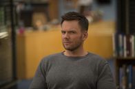 Community – Beim Kelleraufräumen entdecken Jeff (Joel McHale), Shirley und Hickey einen versteckten Vorrat an Chemiebüchern ...