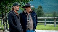 Yellowstone – Kayce Dutton (Luke Grimes) und John Dutton (Kevin Costner)