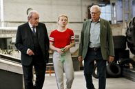 Rentnercops – Plocher (Michael Prelle, l.) und Günther (Peter Lerchbäumer, r.) erhoffen sich Hinweise von Lara Deppe (Franziska Brandmeier, M.).