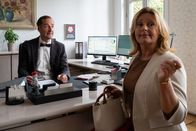 Die Rosenheim-Cops – Marie Hofer (Karin Thaler, r.) erhofft sich Hilfe von Kulturdezernent Dr. Baumgartner (Oliver Bürgin, l.) bei der Suche nach einem vermissten Mantel.