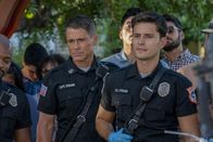 9-1-1: Lone Star – L-R: Owen Strand (Rob Lowe) und T.K. Strand (Ronen Rubinstein)