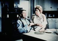 Die Waltons – John (Ralph Waite, l.) und Olivia Walton (Michael Learned, r.) beratschlagen, was mit den Zirkusleuten geschehen soll, die sich in ihrer Scheune eingenistet haben.