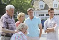 Desperate Housewives – Karen McCluskey (Kathryn Joosten, 2.v.l.) und ihr neuer Lebensgefährte Roy Handler (Orson Bean, l.) finden die bewusstlose Julie. Während die junge Frau ins Krankenhaus gebracht wird, rätseln Lynette (Felicity Huffman, M.), Tom (Doug Savant, 2.v.r.) und Porter (Charlie Carver, r.), wer Julie überfallen haben könnte ...
