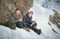 Schnee – Lucia (Brigitte Hobmeier, li.) und Valentina (Marie-Luise Stockinger, re.) sind auf der Suche nach der im Eis verschwundenen Alma.