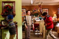 The Middle – Brick (Atticus Shaffer, M.) wird kurzerhand als Babysitter für die Kinder ihrer Nachbarn abgestellt. Ist das wirklich eine gute Idee?