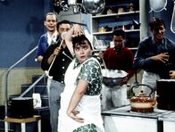 Unsere tollen Tanten – Verkehrte Welt: Die Köchin Edeltraut (Trude Herr) tanzt und die Herren Musiker kochen.