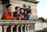 100% Coco – Coco feiert ihren Sieg mit ihren Freunden Alicia, Vince, Jada und Bruno in Paris (v.l.n.r.: Iris Hesseling, Thom Vendrik, Nola Kemper, Firy Beuk, Valentijn Avé).