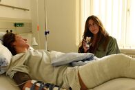 Frühling – Maria Ronzheimer (Judith Toth, l.) wird nach ihrem Unfall von Katja (Simone Thomalla, r.) im Krankenhaus aufgeheitert.